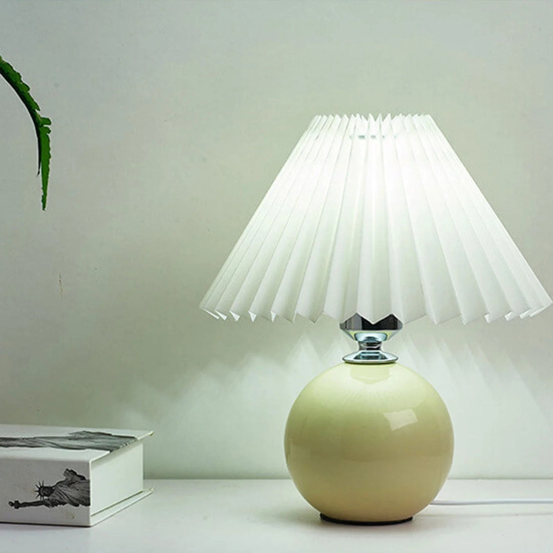 Nordycka ceramiczna plisowana lampka stołowa – widok produktu 4 | Nuvira Home