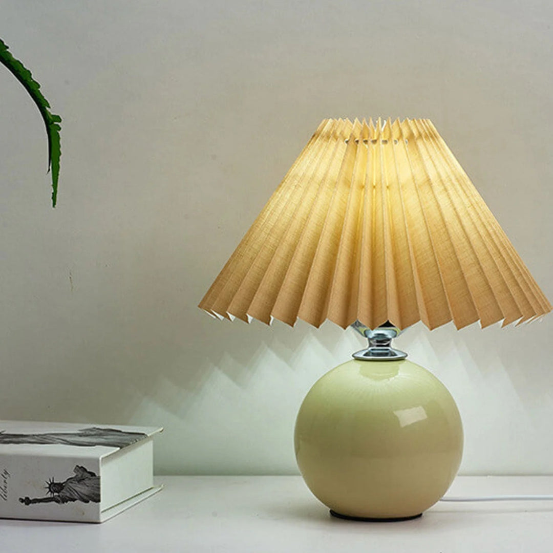 Nordycka ceramiczna plisowana lampka stołowa – widok produktu 5 | Nuvira Home