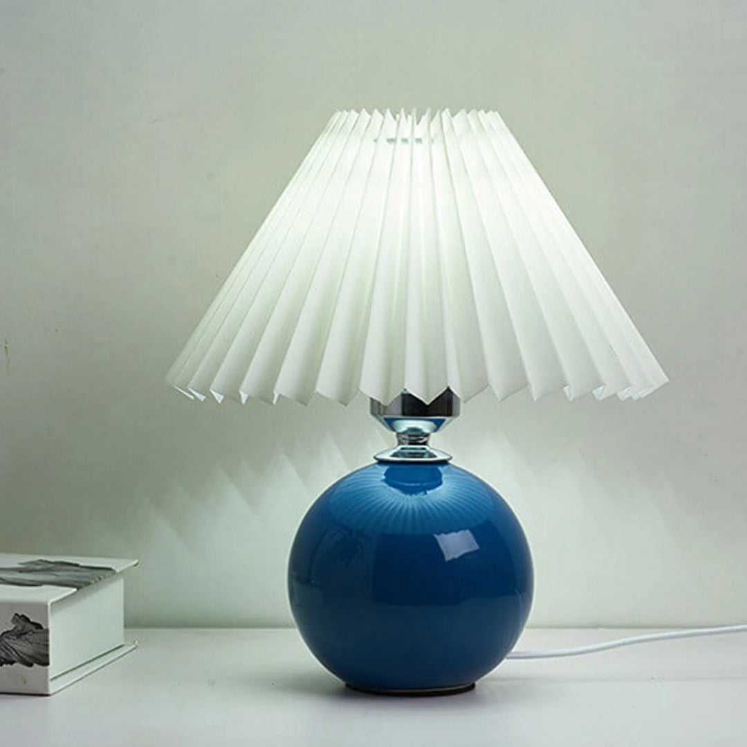Nordycka ceramiczna plisowana lampka stołowa – widok produktu 9 | Nuvira Home