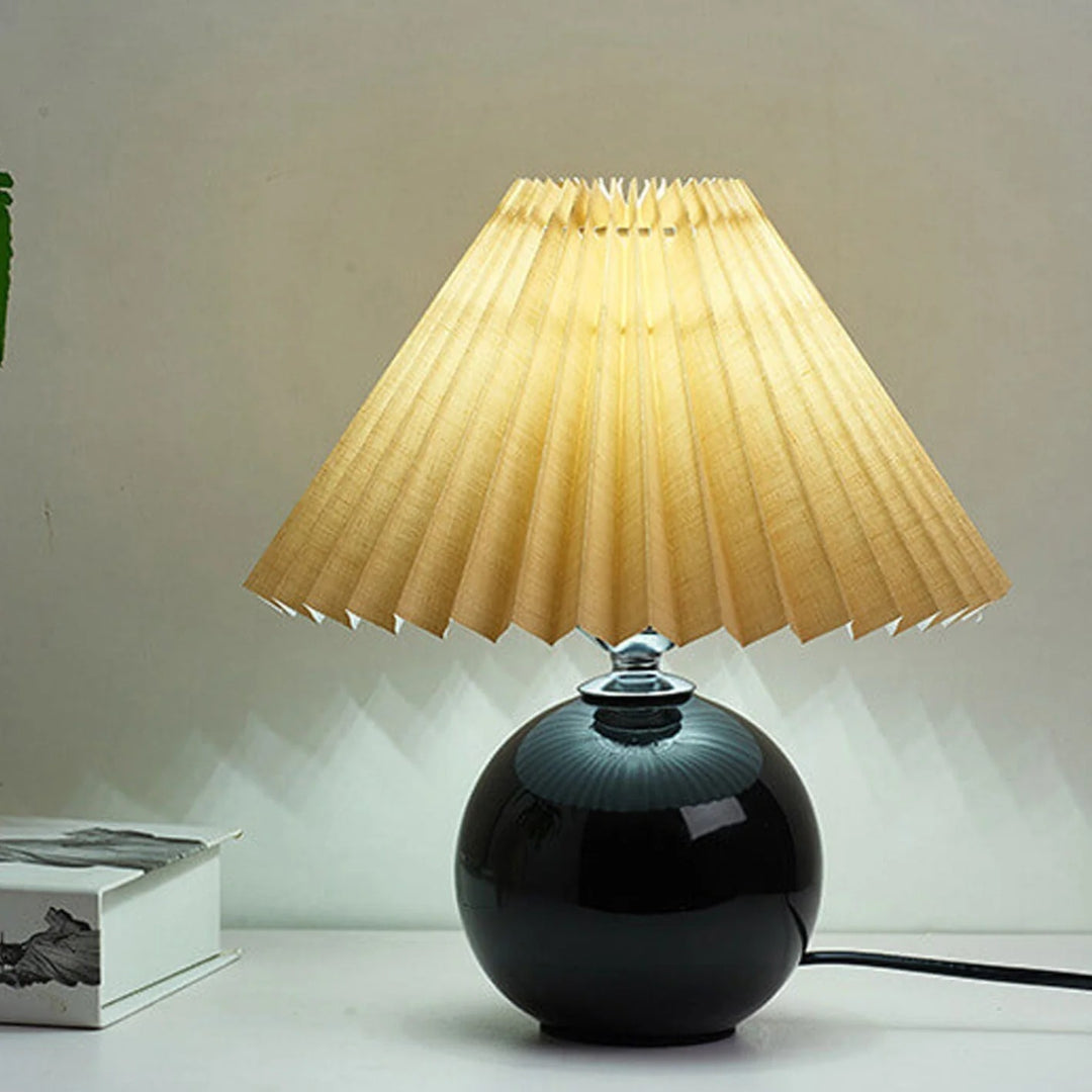 Nordycka ceramiczna plisowana lampka stołowa – widok produktu 19 | Nuvira Home