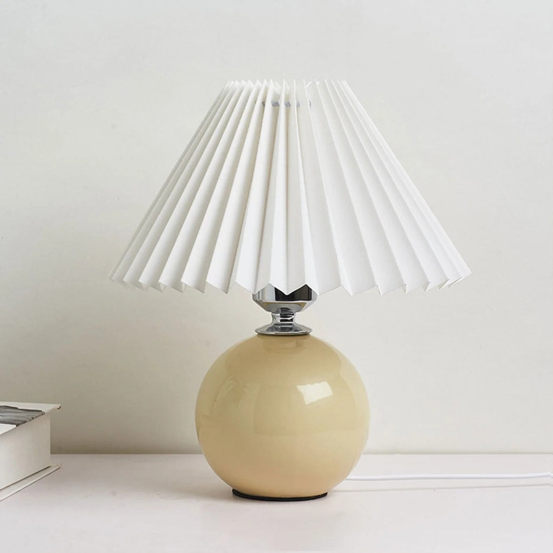 Nordycka ceramiczna plisowana lampka stołowa – widok produktu 31 | Nuvira Home