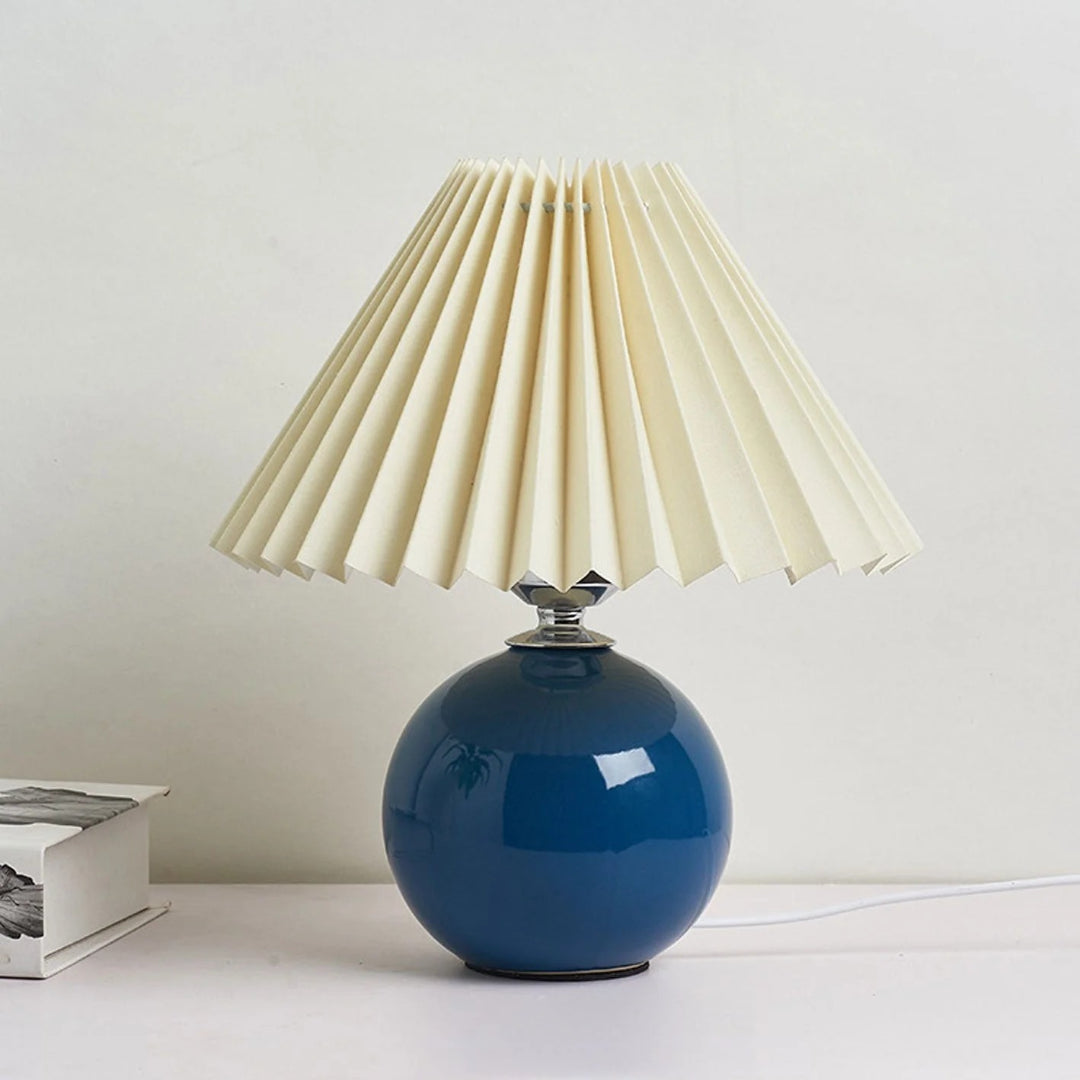 Nordycka ceramiczna plisowana lampka stołowa – widok produktu 43 | Nuvira Home