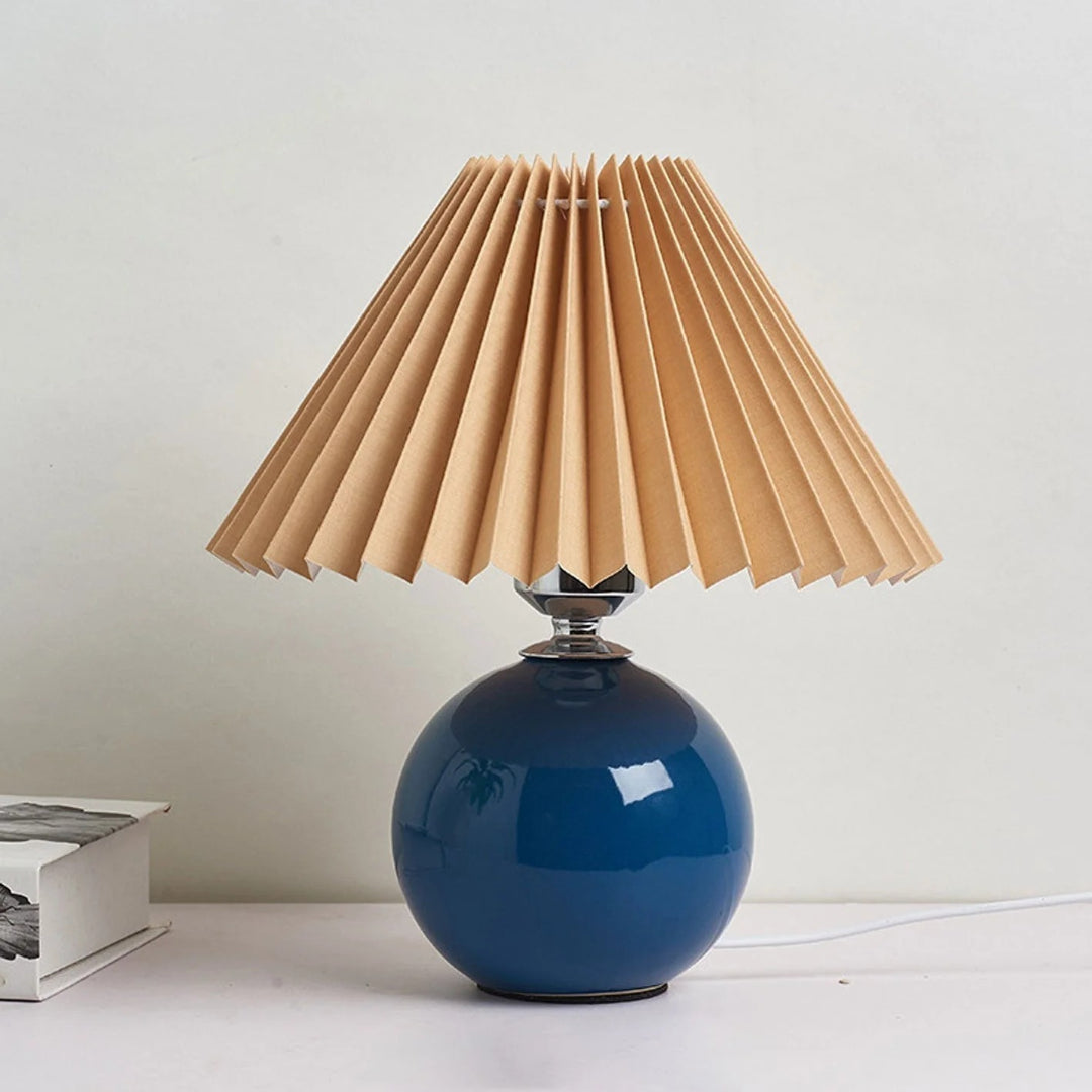 Nordycka ceramiczna plisowana lampka stołowa – widok produktu 45 | Nuvira Home