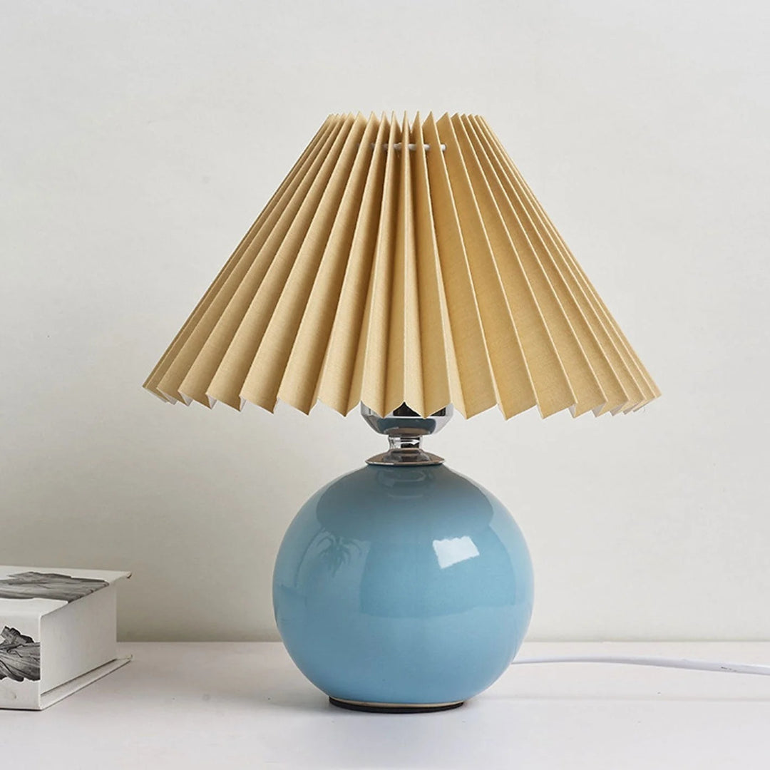 Nordycka ceramiczna plisowana lampka stołowa – widok produktu 49 | Nuvira Home