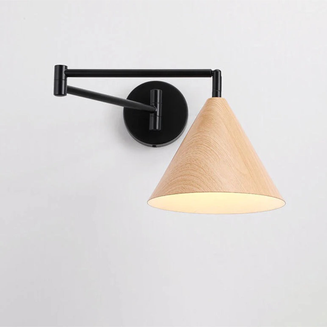 Nordycka drewniana stożkowa lampa ścienna – widok produktu 1 | Nuvira Home