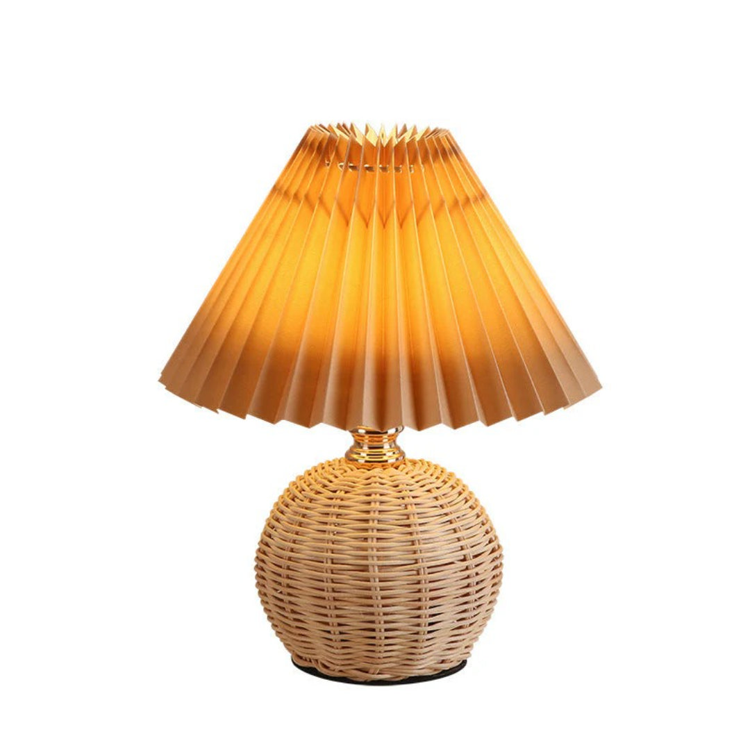 Nordycka rattanowa plisowana lampka stołowa – widok produktu 2 | Nuvira Home