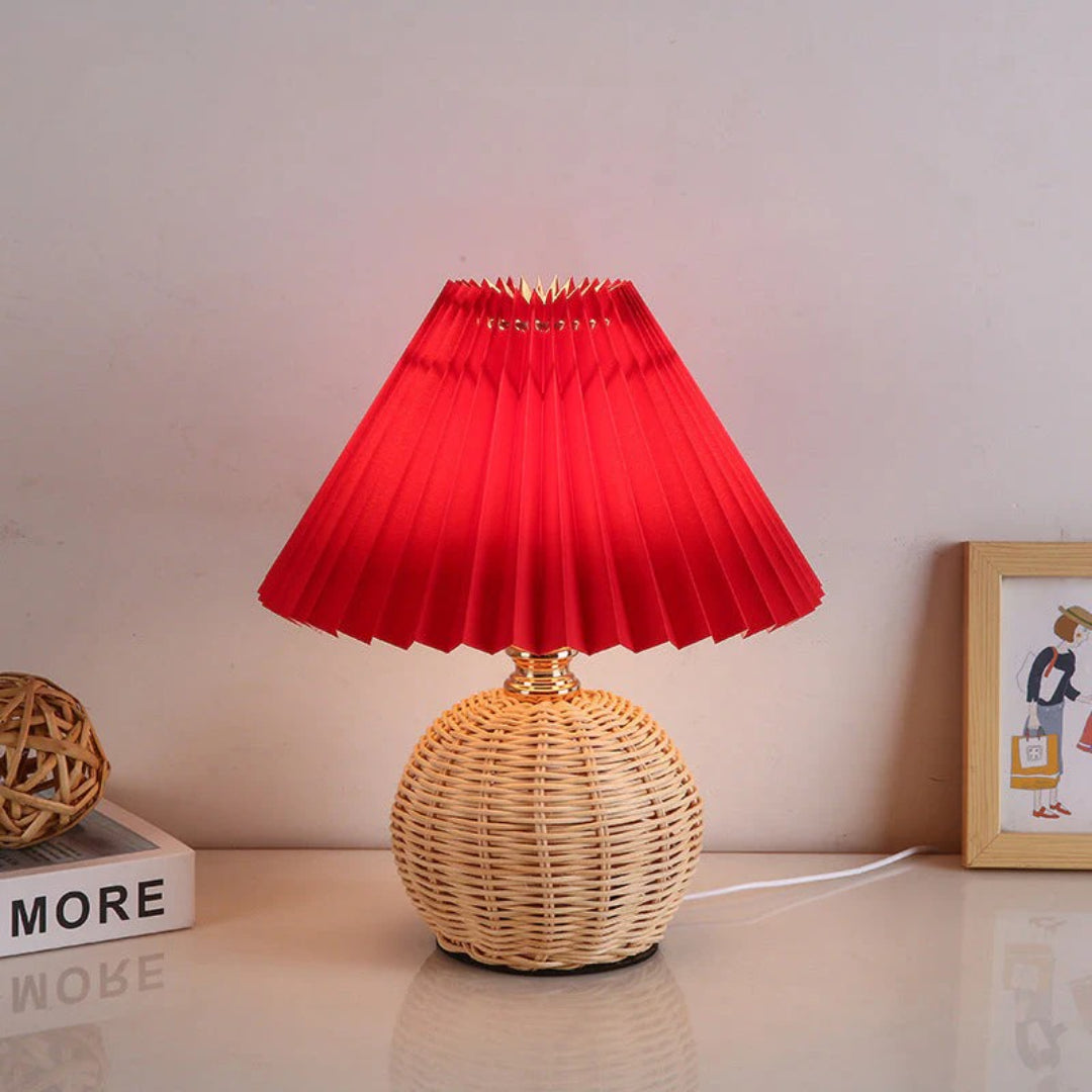 Nordycka rattanowa plisowana lampka stołowa – widok produktu 3 | Nuvira Home
