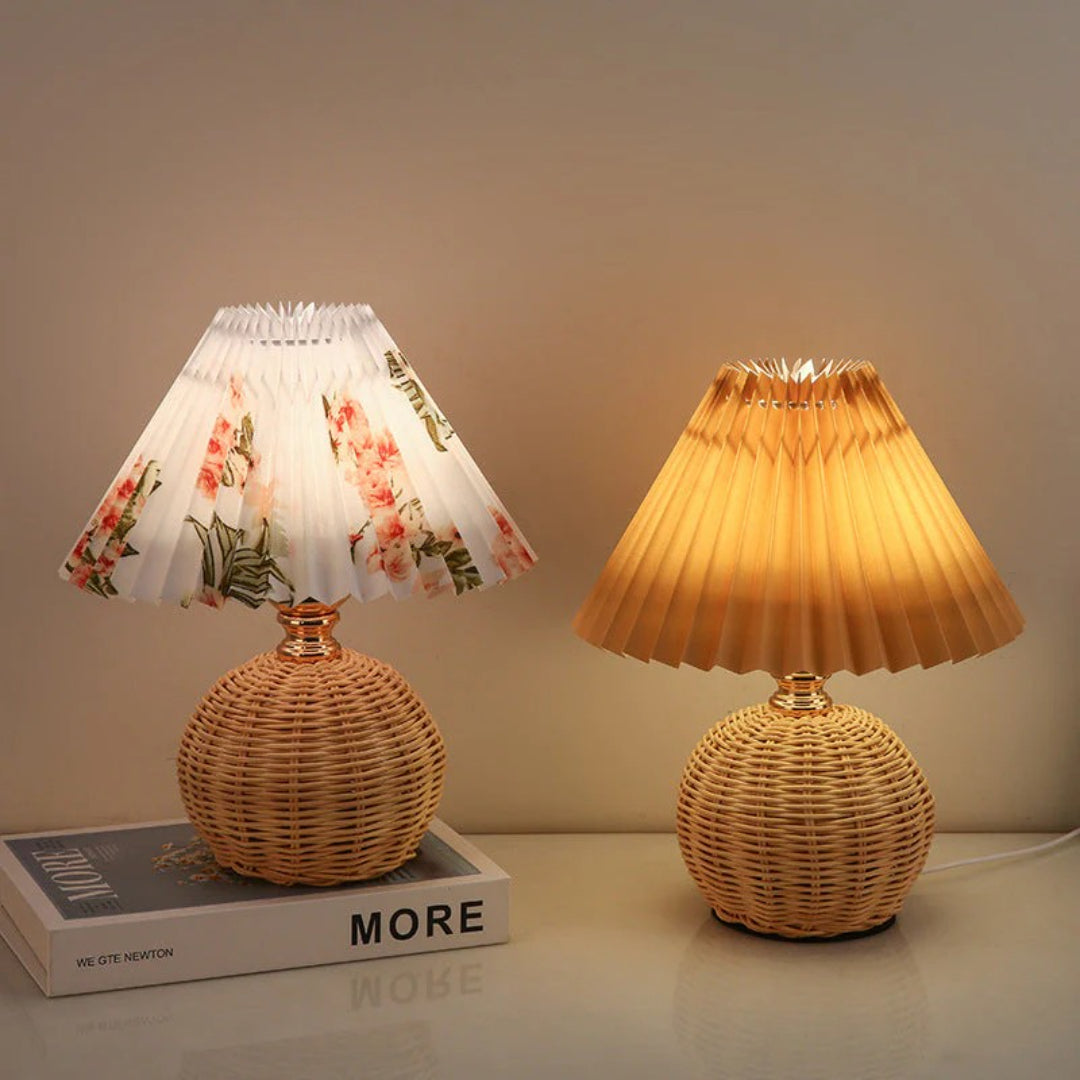 Nordycka rattanowa plisowana lampka stołowa – widok produktu 9 | Nuvira Home