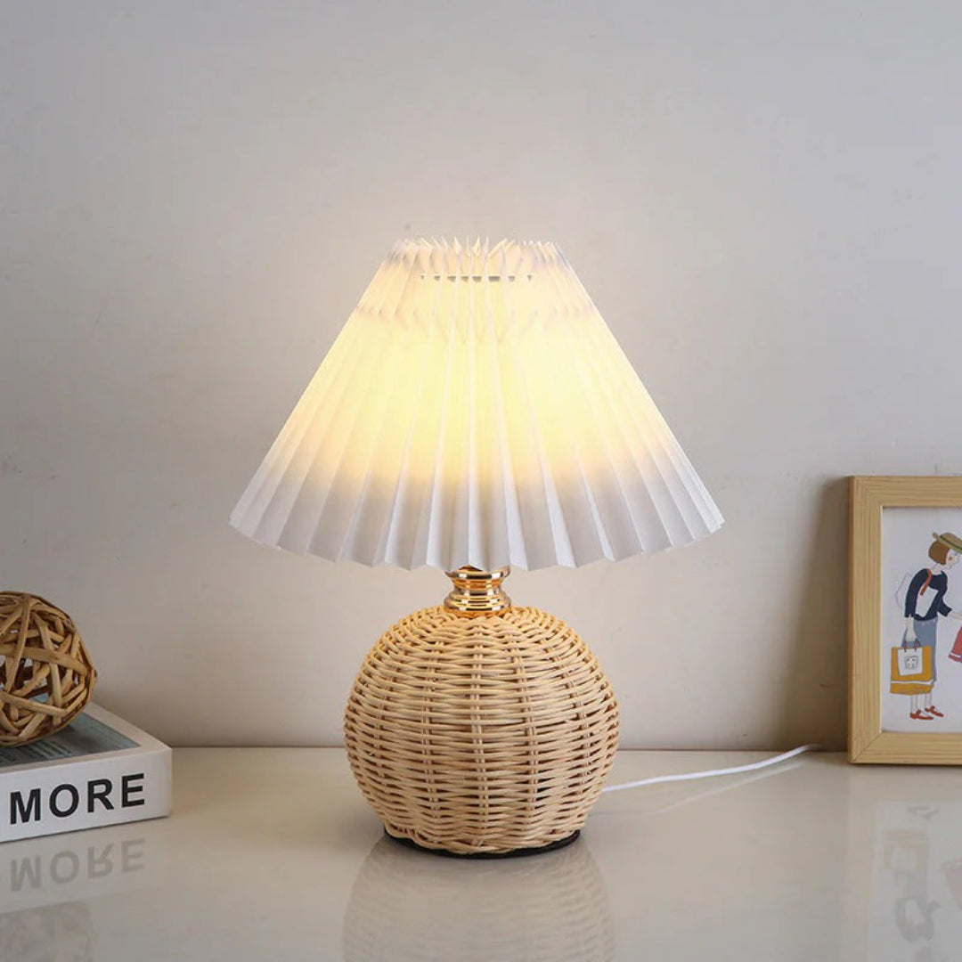 Nordycka rattanowa plisowana lampka stołowa – widok produktu 11 | Nuvira Home