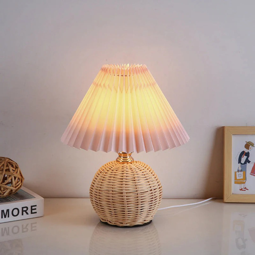 Nordycka rattanowa plisowana lampka stołowa – widok produktu 13 | Nuvira Home