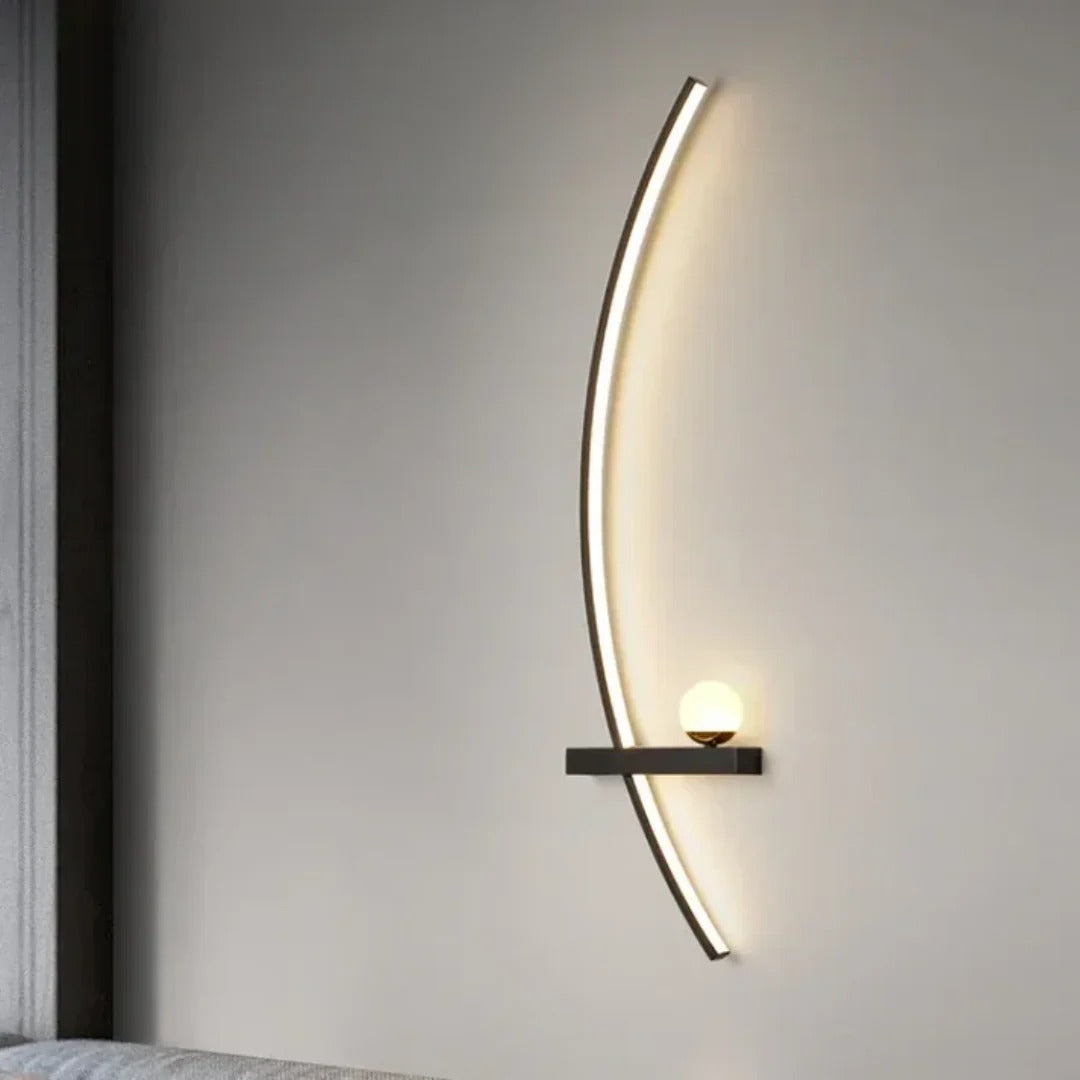 Nowoczesna mosiężna łukowa lampa ścienna – widok produktu 1 | Nuvira Home
