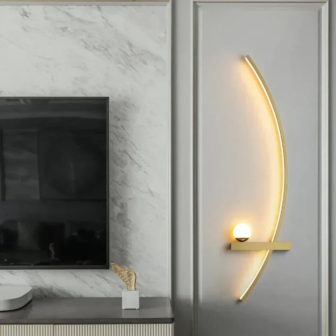 Nowoczesna mosiężna łukowa lampa ścienna – widok produktu 3 | Nuvira Home