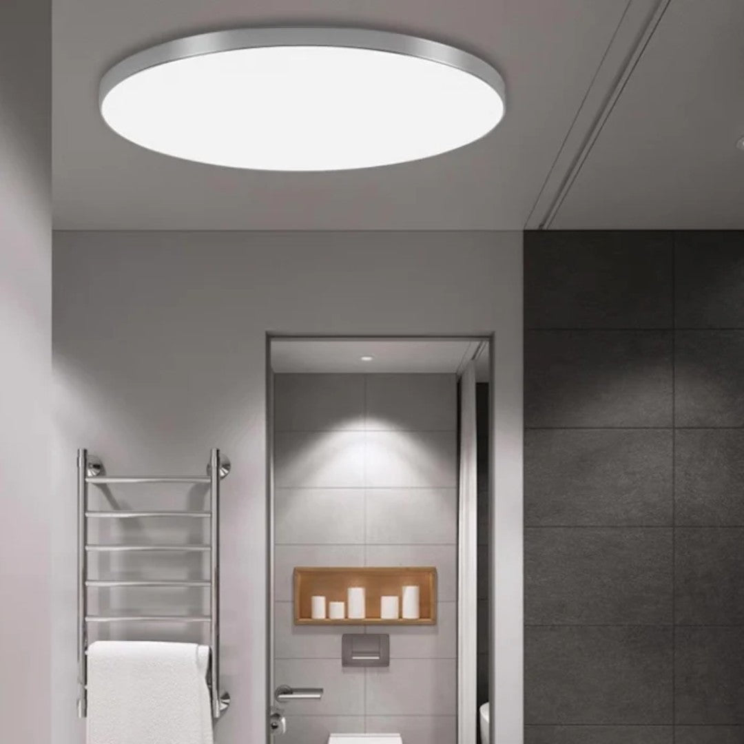 Nowoczesna Okrągła Lampa Sufitowa z Minimalistycznym Designem LED – widok produktu 1 | Nuvira Home