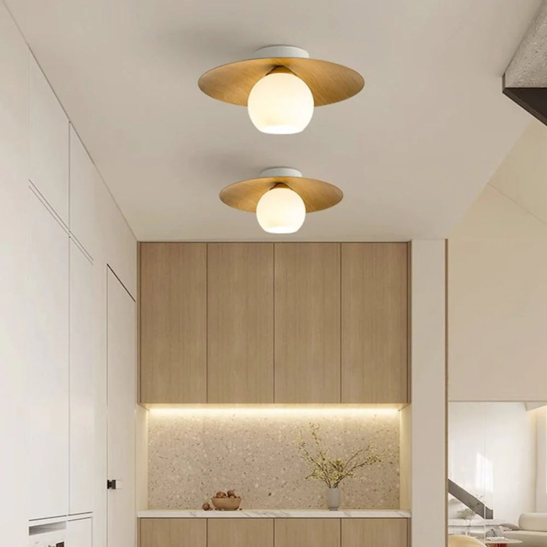Nowoczesna sufitowa lampa z kulą szklaną – widok produktu 1 | Nuvira Home