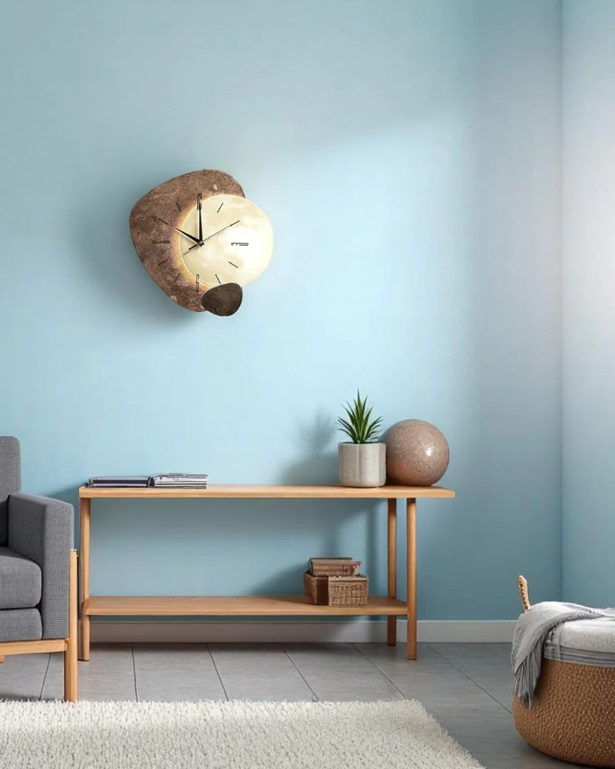Nowoczesny świecący zegar ścienny o nieregularnym kształcie – widok produktu 11 | Nuvira Home