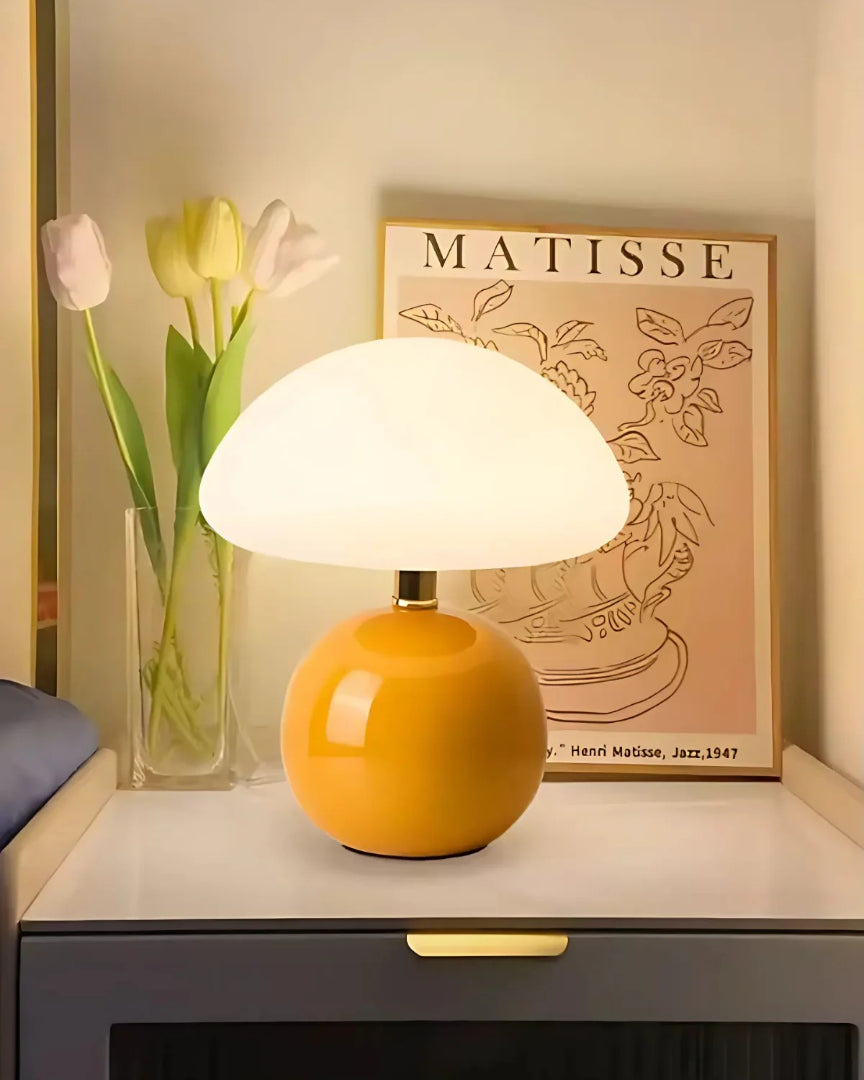 Okrągła ceramiczna lampa stołowa z wykończeniem szklanym – widok produktu 11 | Nuvira Home