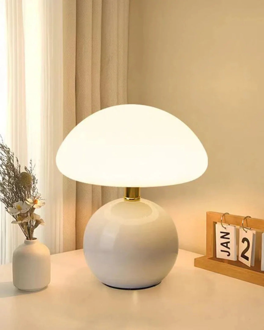 Okrągła ceramiczna lampa stołowa z wykończeniem szklanym – widok produktu 15 | Nuvira Home