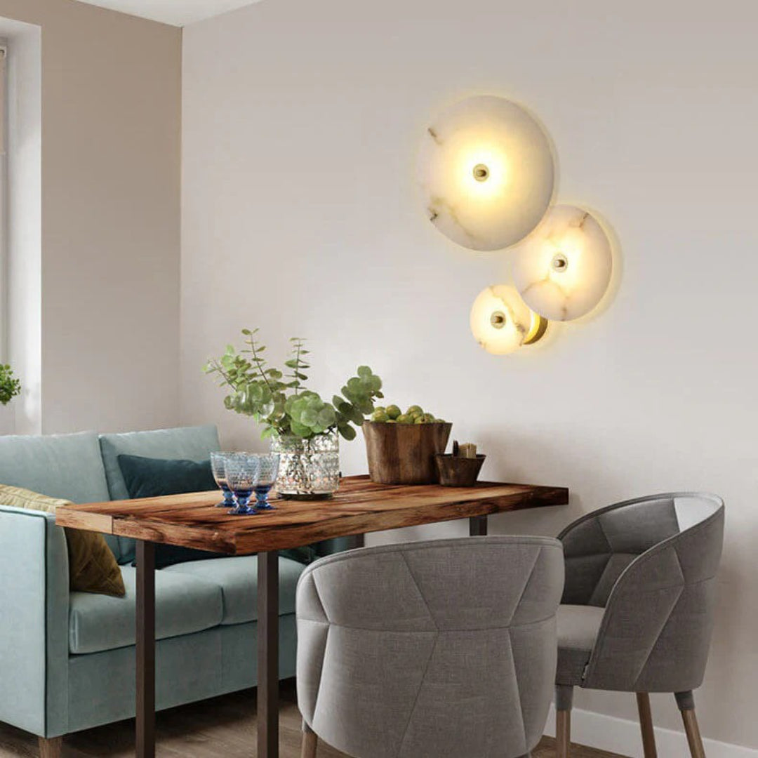 Okrągła lampa ścienna z marmuru i akrylu – widok produktu 3 | Nuvira Home