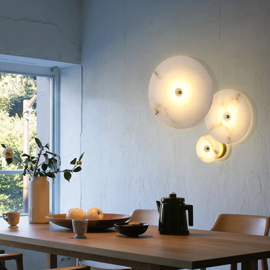 Okrągła lampa ścienna z marmuru i akrylu – widok produktu 8 | Nuvira Home