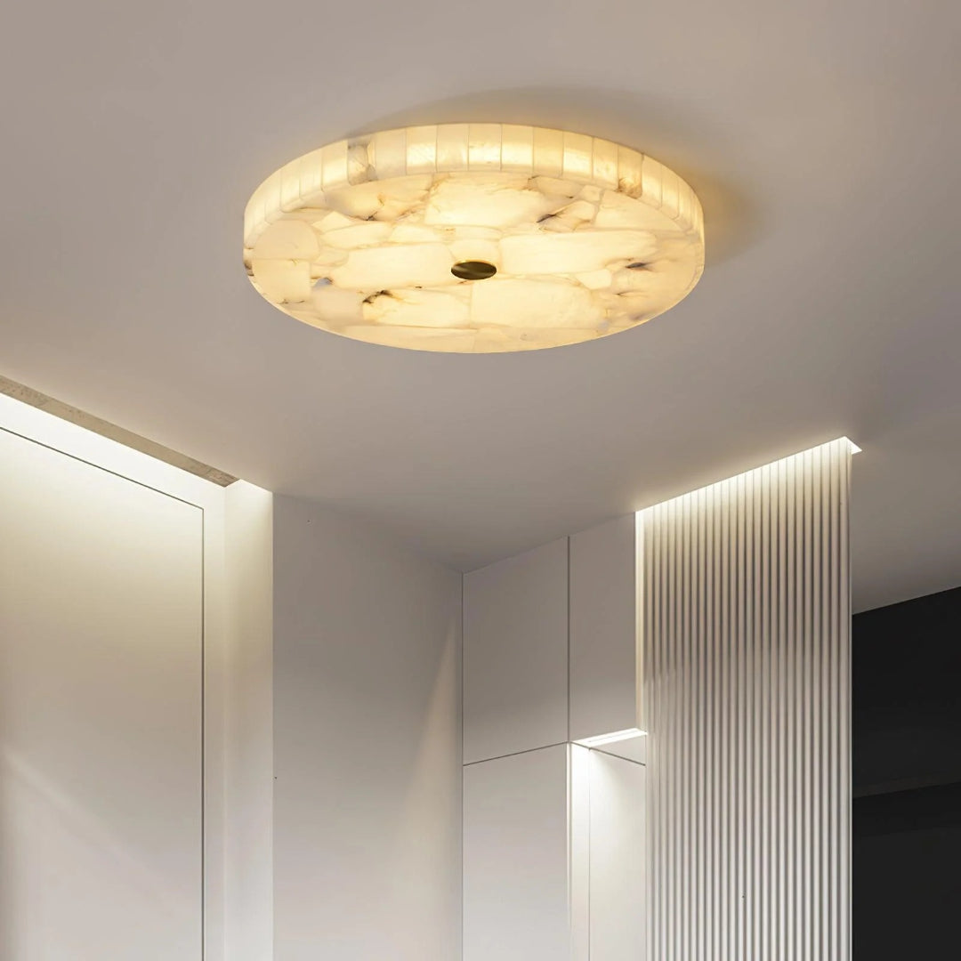 Okrągła lampa sufitowa z alabastru o naturalnym wyglądzie – widok produktu 1 | Nuvira Home