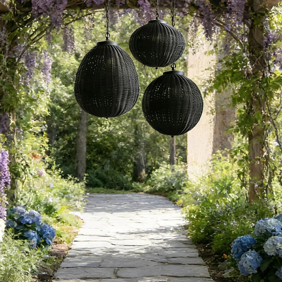 Okrągły rattanowy zewnętrzny lampion wiszący – widok produktu 3 | Nuvira Home