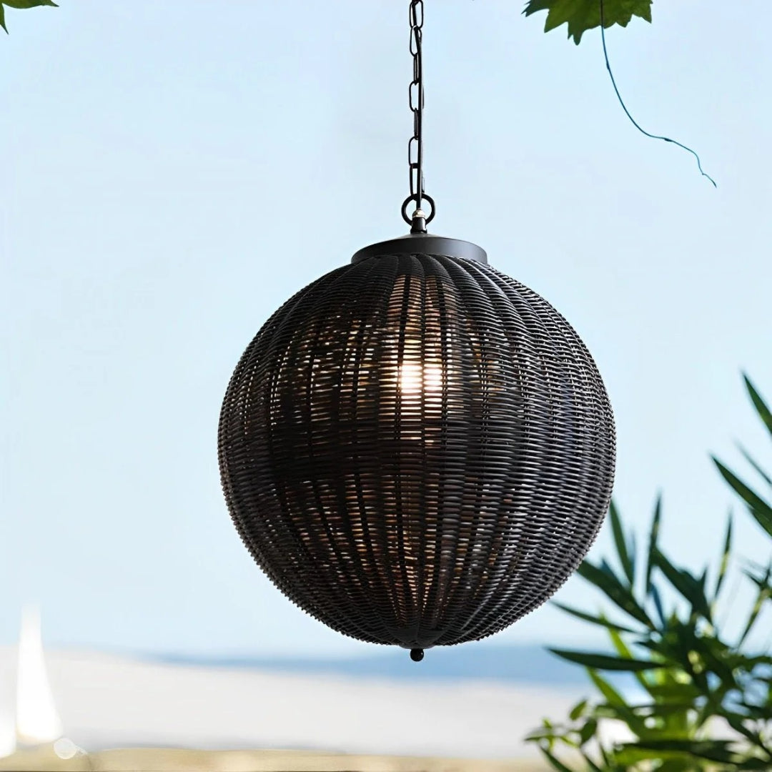 Okrągły rattanowy zewnętrzny lampion wiszący – widok produktu 10 | Nuvira Home