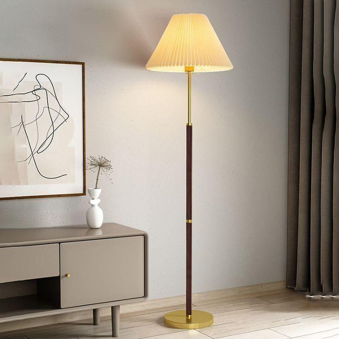 Plisowana Lampa Podłogowa Z Papieru Ryżowego Ze Smukłym Stojakiem – widok produktu 1 | Nuvira Home