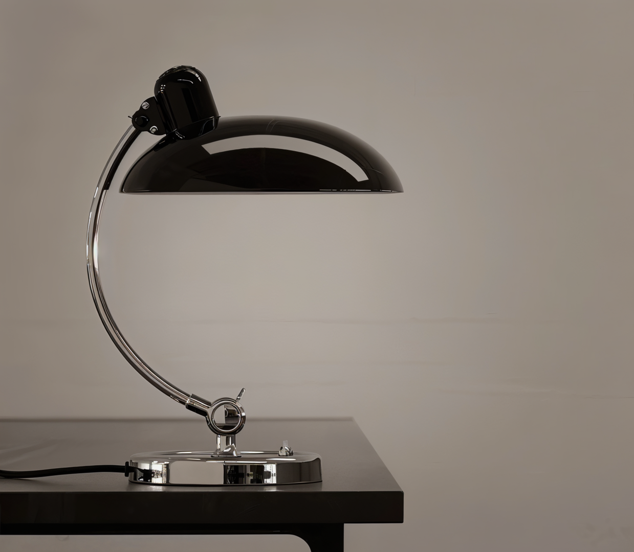 Regulowana Lampa Stołowa – Żelazny Klosz Vintage – widok produktu 8 | Nuvira Home