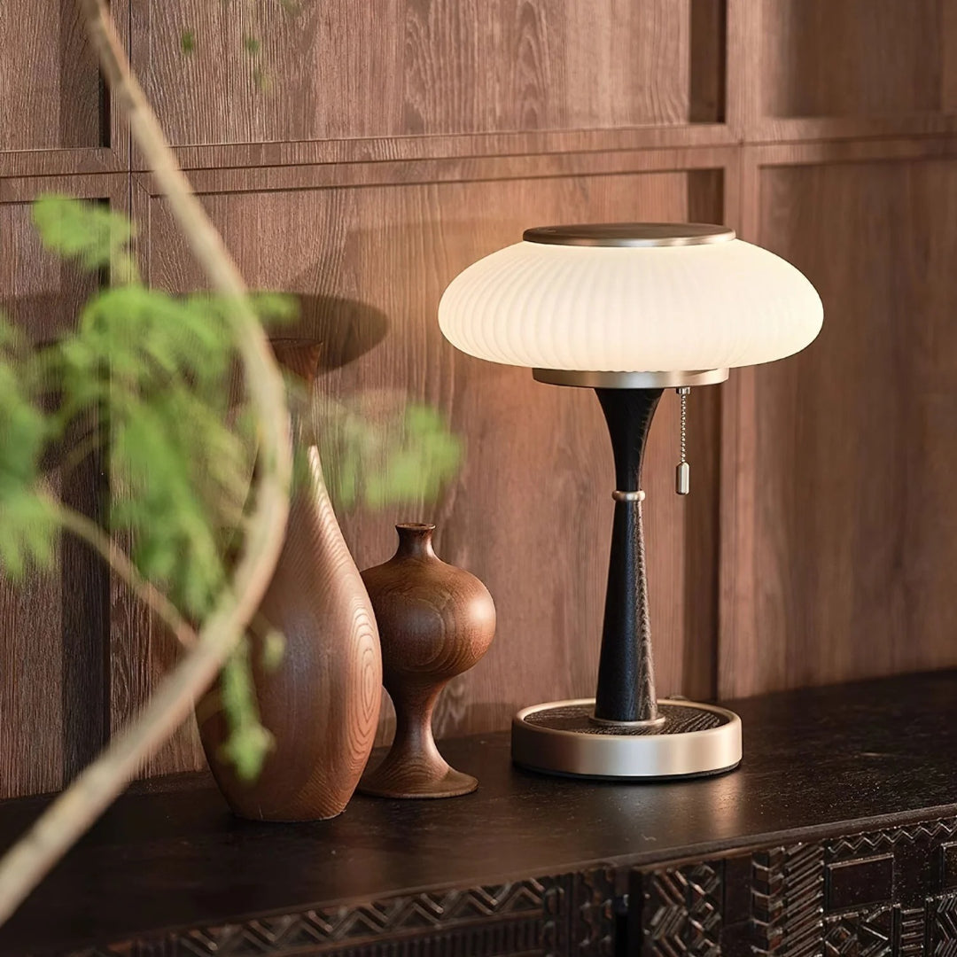 Retro drewniana lampa stołowa – widok produktu 3 | Nuvira Home