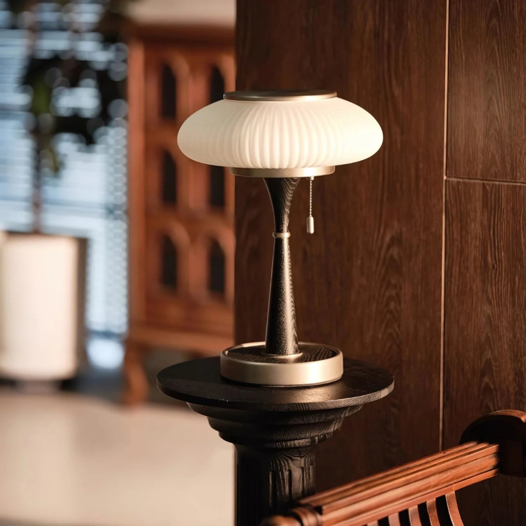 Retro drewniana lampa stołowa – widok produktu 7 | Nuvira Home