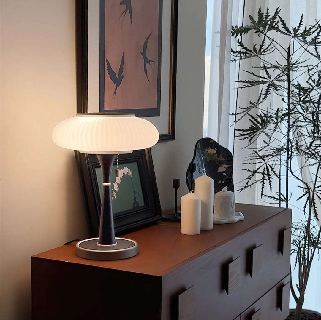 Retro drewniana lampa stołowa – widok produktu 11 | Nuvira Home
