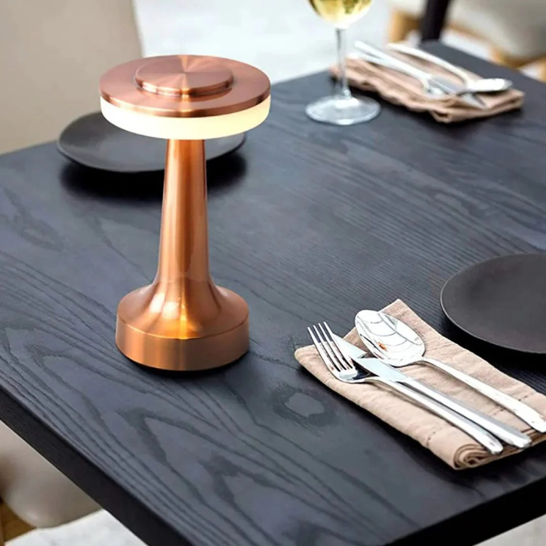 Retro okrągła metalowa lampa stołowa – widok produktu 11 | Nuvira Home
