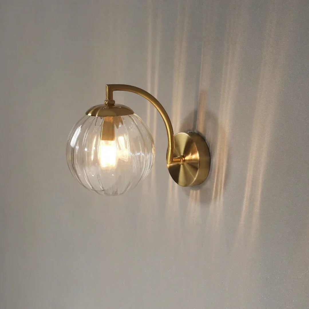 Rzeźbiarska Lampa Ścienna – Zakrzywione Szkło – widok produktu 3 | Nuvira Home