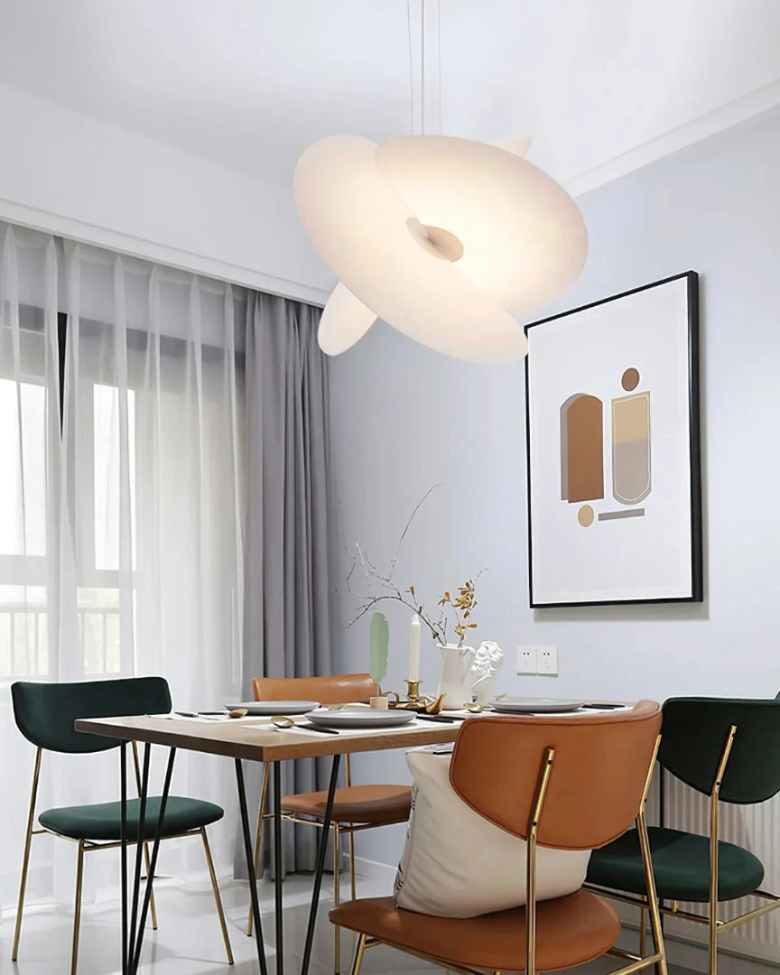 Rzeźbiarska lampa wisząca z tkaniny w nowoczesnym stylu – widok produktu 1 | Nuvira Home