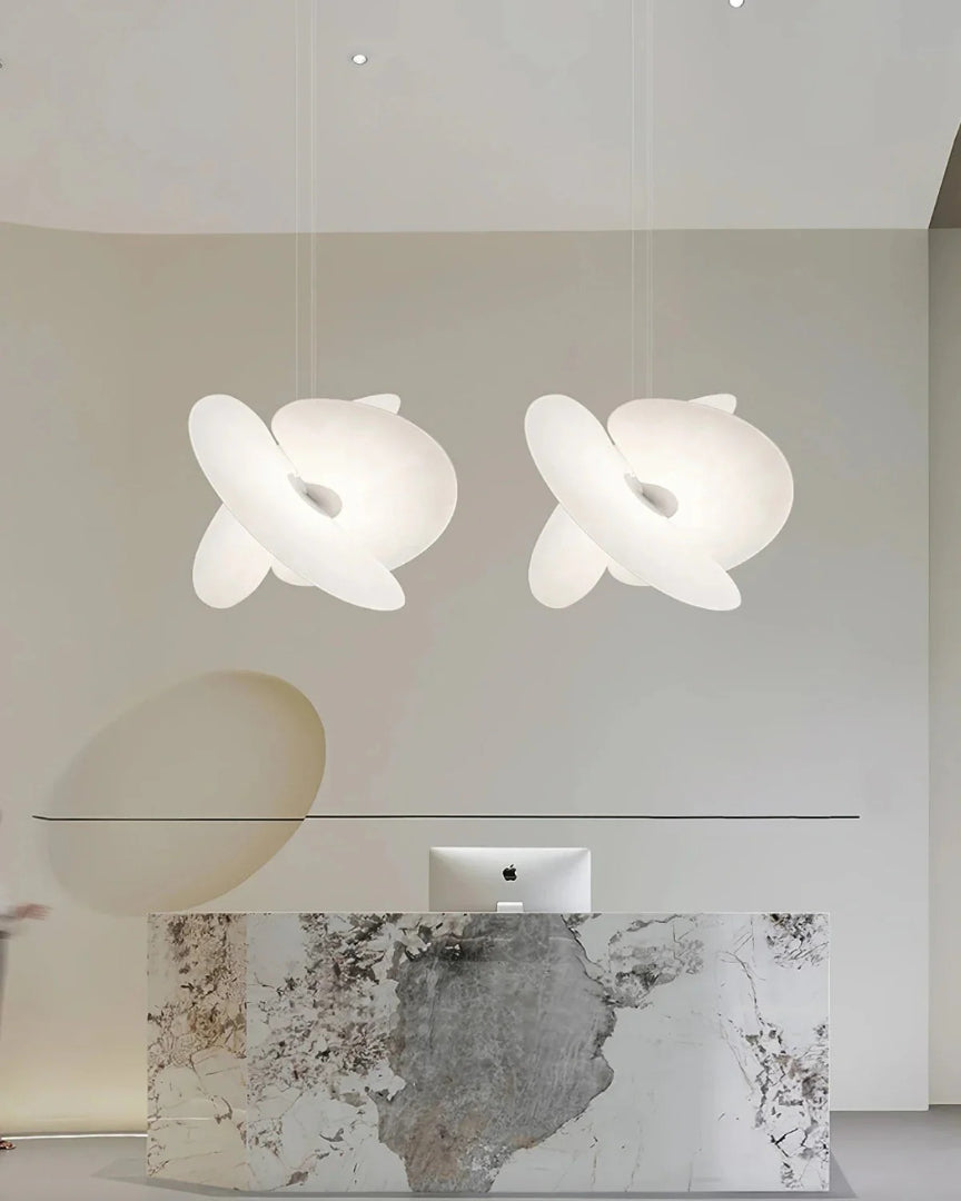 Rzeźbiarska lampa wisząca z tkaniny w nowoczesnym stylu – widok produktu 8 | Nuvira Home