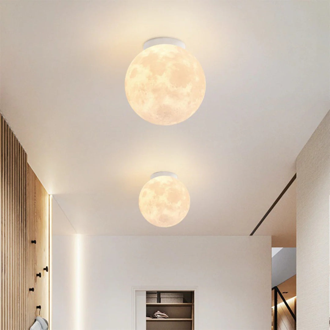 Rzeźbiarska sufitowa lampa Moon – widok produktu 8 | Nuvira Home
