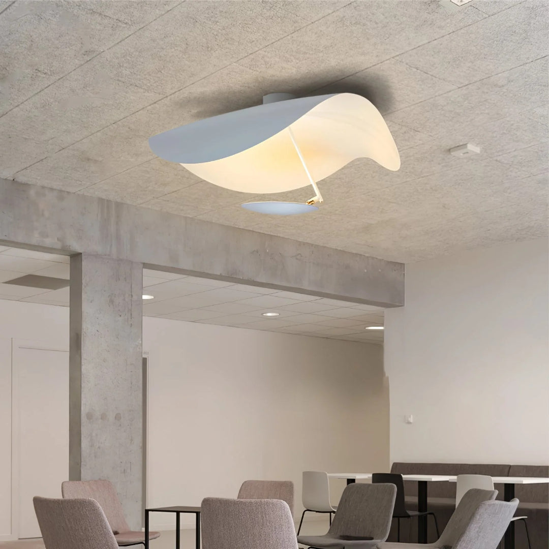 Rzeźbiarska sufitowa lampa o zakrzywionej formie – widok produktu 2 | Nuvira Home