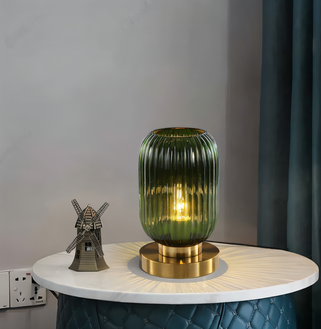 Skandynawska Lampa Stołowa z Żłobionego Szkła – Elegancki Design – widok produktu 3 | Nuvira Home