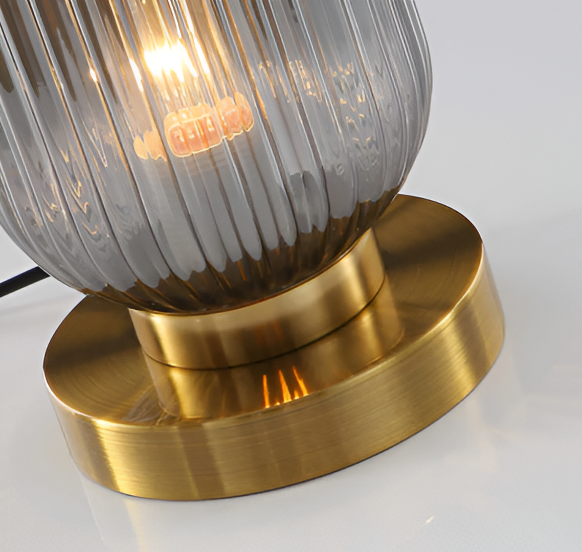 Skandynawska Lampa Stołowa z Żłobionego Szkła – Elegancki Design – widok produktu 9 | Nuvira Home