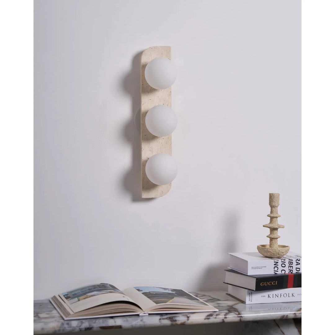 Skandynawska okrągła lampa ścienna z trawertynu – widok produktu 5 | Nuvira Home