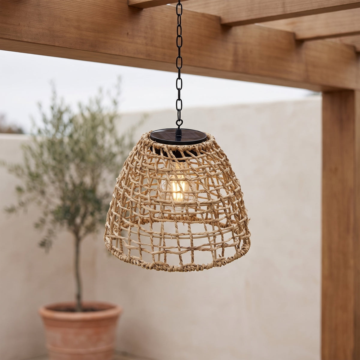 Solarna Lampa Wisząca z Rattanu lub Metalu – widok produktu 3 | Nuvira Home