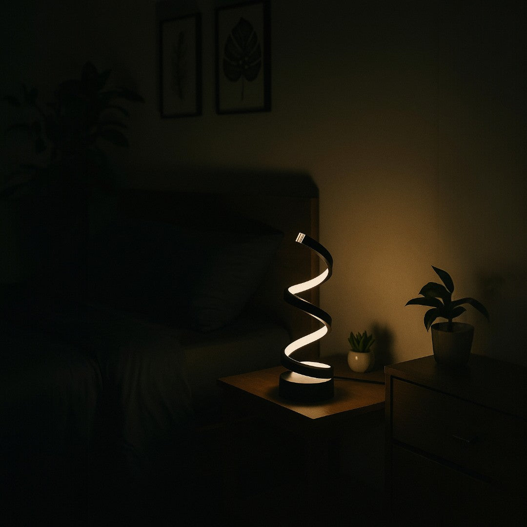 Spiralna Lampa Stołowa LED – Współczesna Rzeźba – widok produktu 3 | Nuvira Home