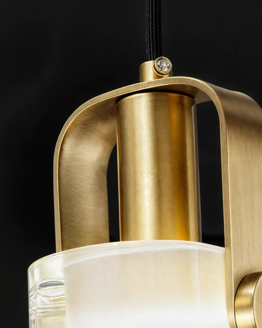 Szklana lampa wisząca z metalowymi akcentami – widok produktu 2 | Nuvira Home