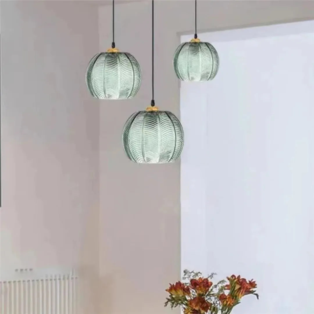 Szklana Lampa Wisząca z Zielonym Motywem Liści – Skandynawski Design – widok produktu 2 | Nuvira Home