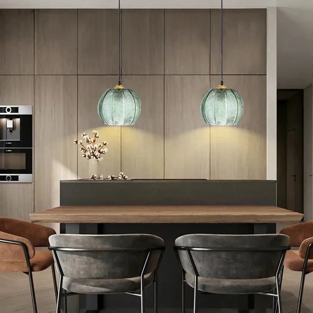 Szklana Lampa Wisząca z Zielonym Motywem Liści – Skandynawski Design – widok produktu 3 | Nuvira Home