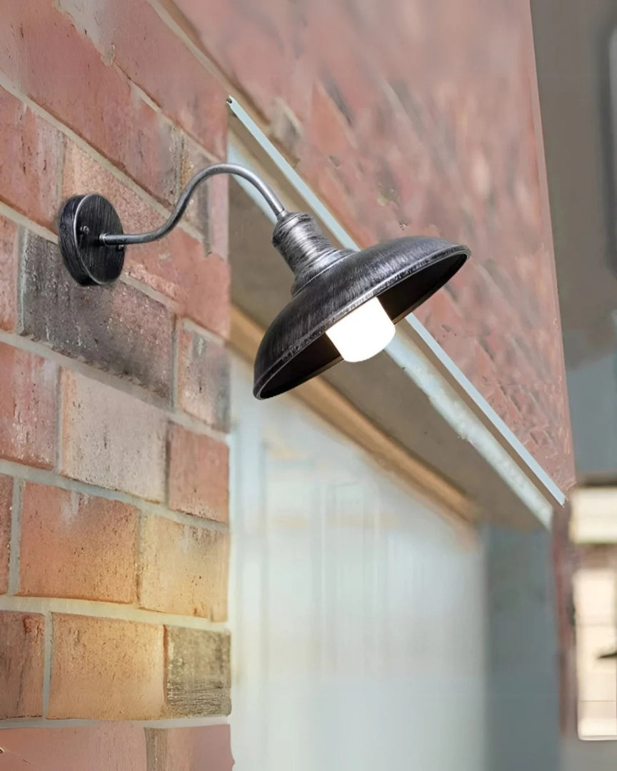 Vintage metalowa zewnętrzna lampa ścienna w stylu retro – widok produktu 7 | Nuvira Home