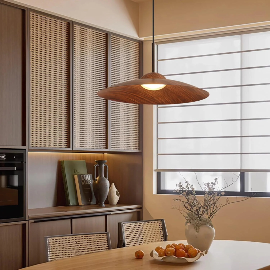 Wisząca lampa z naturalnego drewna w kształcie kopuły – widok produktu 1 | Nuvira Home