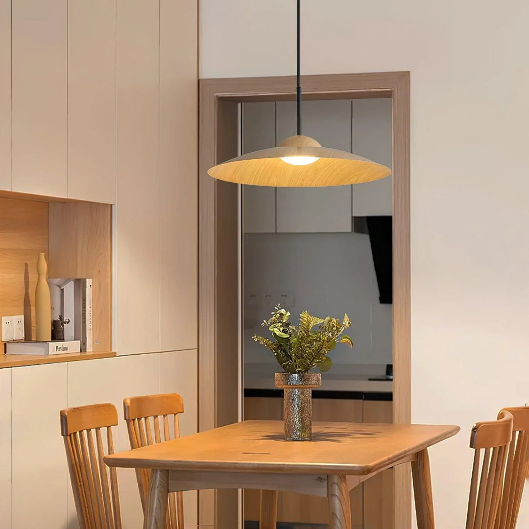 Wisząca lampa z naturalnego drewna w kształcie kopuły – widok produktu 6 | Nuvira Home