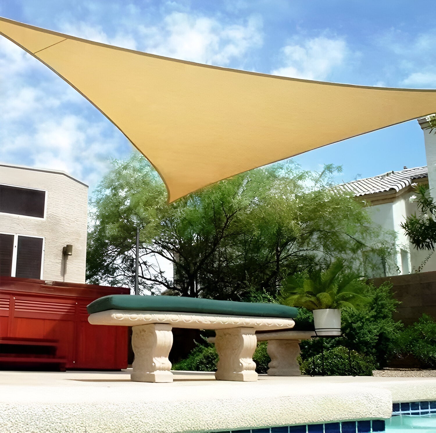 Beżowy żagiel przeciwsłoneczny nad ogrodem i basenem
