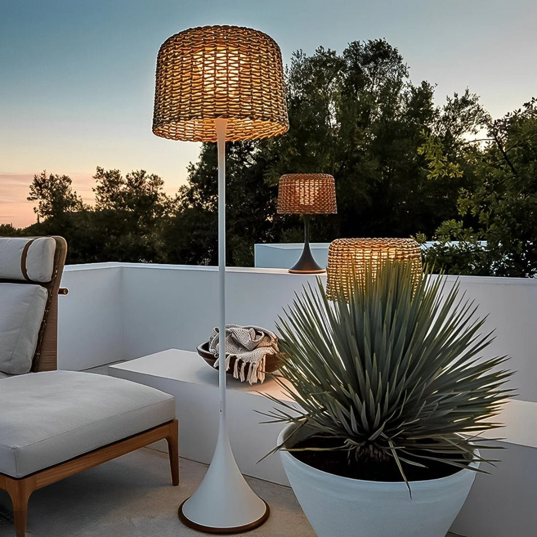 Zewnętrzna lampa podłogowa z plecionym kloszem – widok produktu 1 | Nuvira Home
